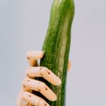 Komkommer met robot hand (AI?)