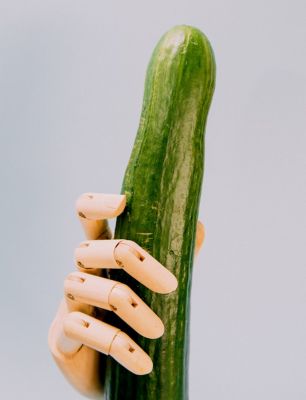 Komkommer met robot hand (AI?)